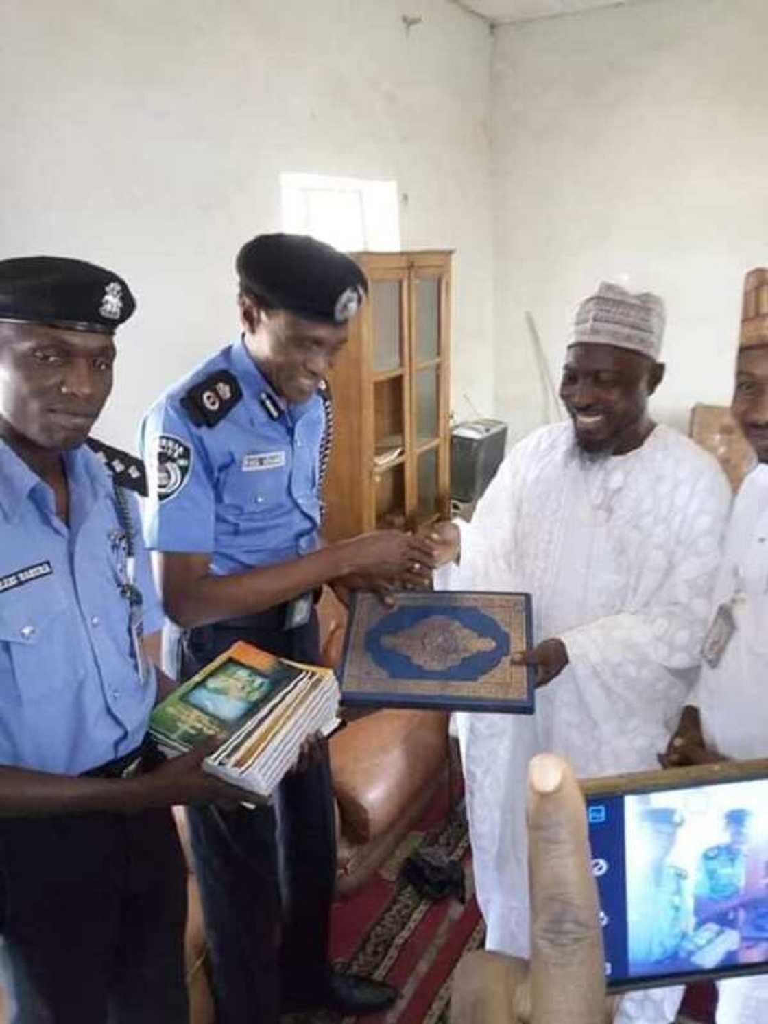 Kungiyar Izala reshen Jihar kano ta ba CP Wakili kyautar Kur'ani da littafan Musulunci Kungiyar Izala reshen Jihar kano ta ba CP Wakili kyautar Kur'ani da littafan Musulunci