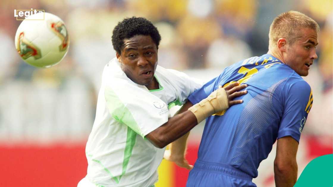 Ifeanyi Udeze, Olof Mellberg, 2002 FIFA World Cup, Nigeria, Sweden, Football. Ifeanyi Udeze, Olof Mellberg, 2002 FIFA World Cup, Nigeria, Sweden, Football.
