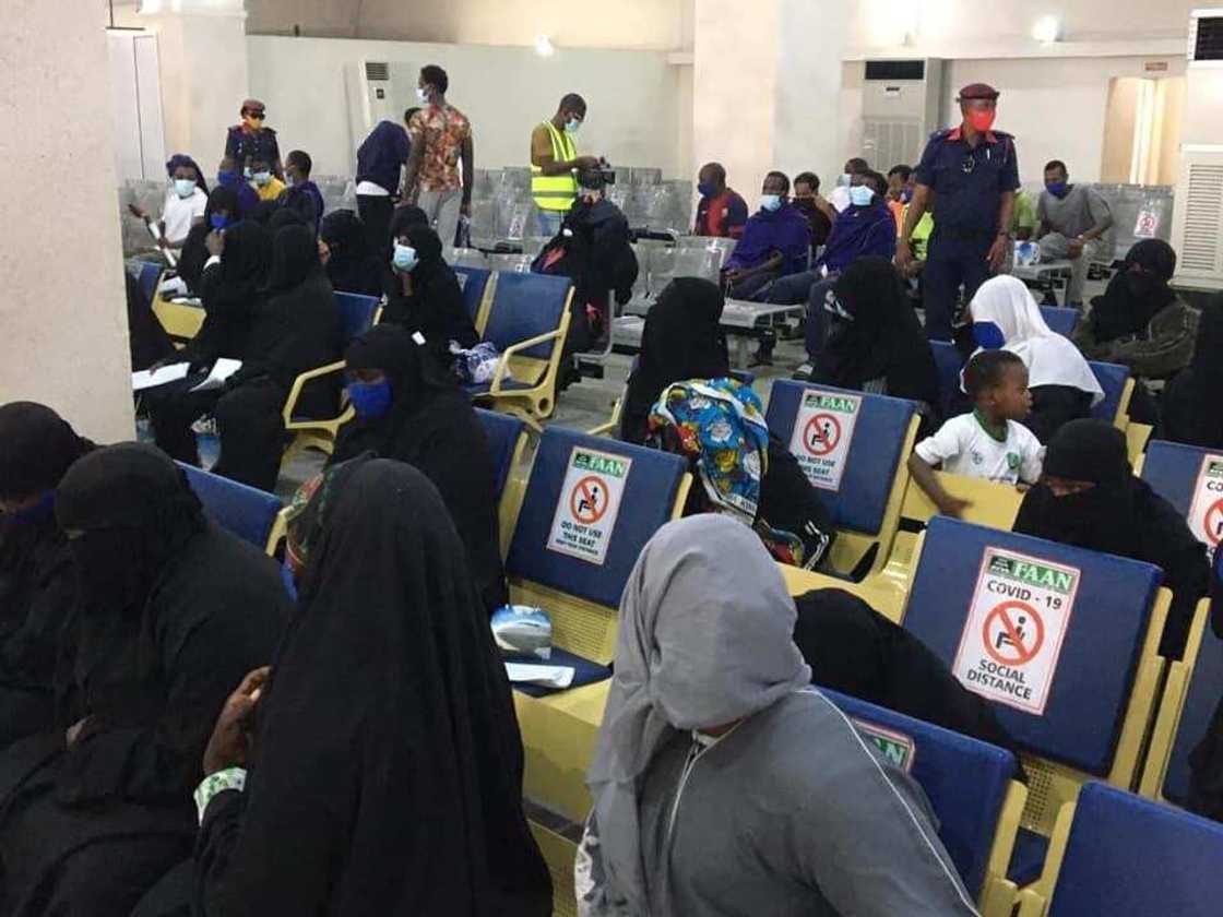 Kimanin yan Najeriya 400 da suka makale a Saudiyya sun dawo gida (Hotuna) Kimanin yan Najeriya 400 da suka makale a Saudiyya sun dawo gida (Hotuna)