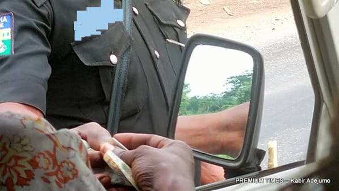 Zanga-zanga ya barke a Fatakwal bayan dan sanda ya bindige direban Keke-Napep kan N100 (Bidiyo) Zanga-zanga ya barke a Fatakwal bayan dan sanda ya bindige direban Keke-Napep kan N100 (Bidiyo)