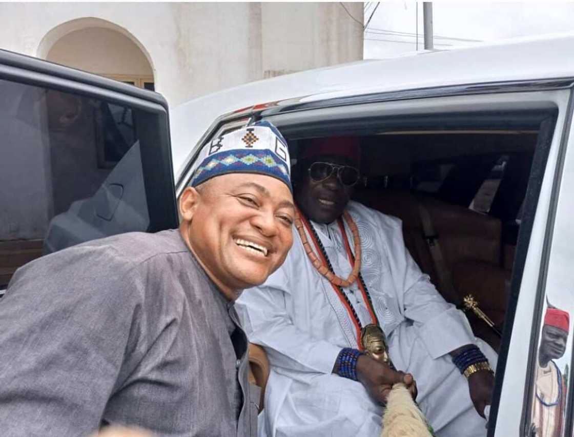 Kogi 2019: Gwamnati ta bawa babban sarki kyautar irin motar Sarki Sanusi (Hotuna) Kogi 2019: Gwamnati ta bawa babban sarki kyautar irin motar Sarki Sanusi (Hotuna)