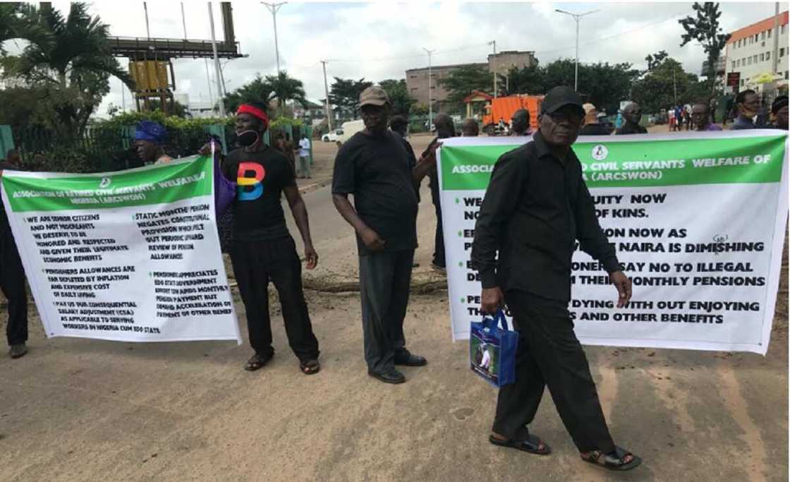 Dan fansho ya yanke jiki ya faɗi yayin da suke zanga-zangar neman a biya su hakkinsu Dan fansho ya yanke jiki ya faɗi yayin da suke zanga-zangar neman a biya su hakkinsu