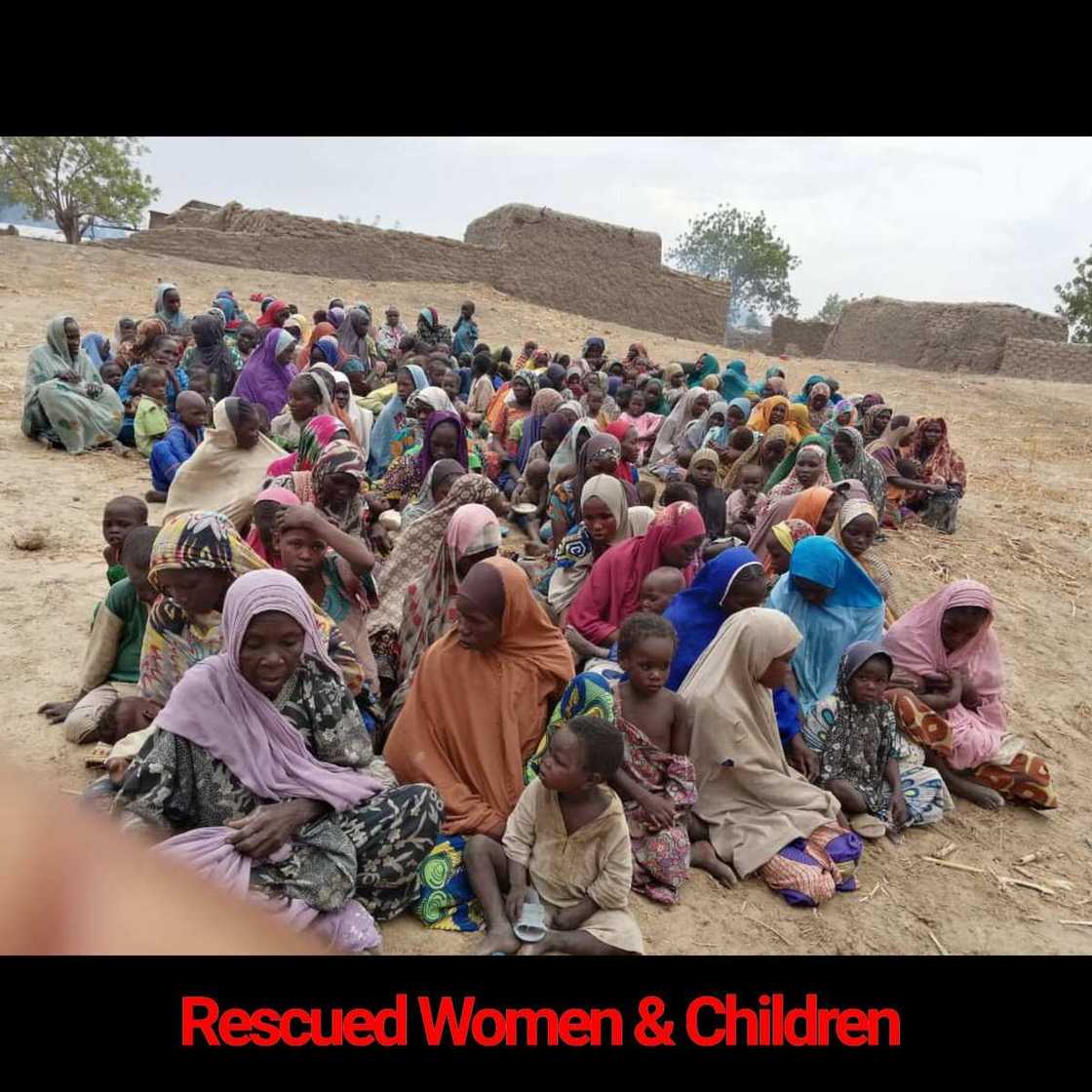 Sojin Najeriya sun ragargaza 'yan ta'adda 20, sun kwato mutum 241(Hotuna) Sojin Najeriya sun ragargaza 'yan ta'adda 20, sun kwato mutum 241(Hotuna)