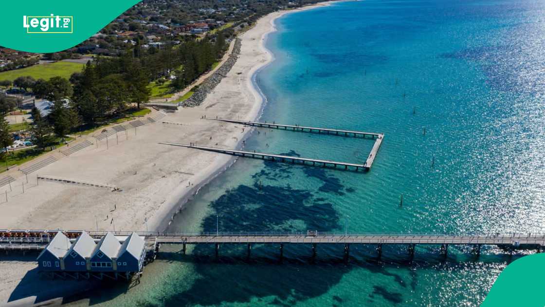 Yaro ya yi iyo na awa 4 domin ceto mahaifiyarsa da ta nutse Yaro ya yi iyo na awa 4 domin ceto mahaifiyarsa da ta nutse