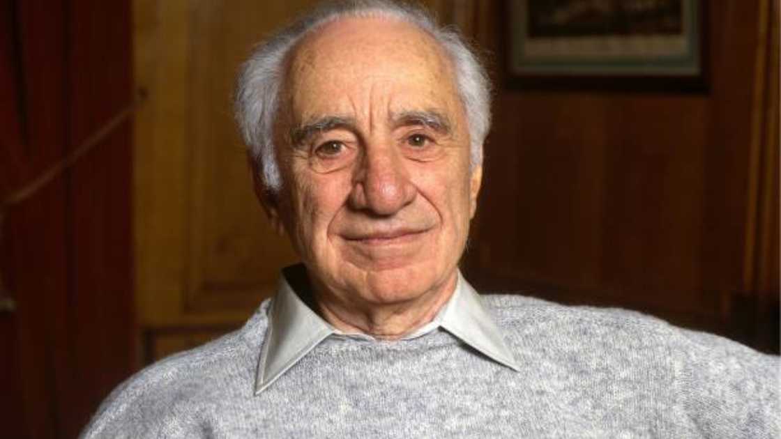 Elia Kazan in Paris, France in January, 2001. Elia Kazan in Paris, France in January, 2001.