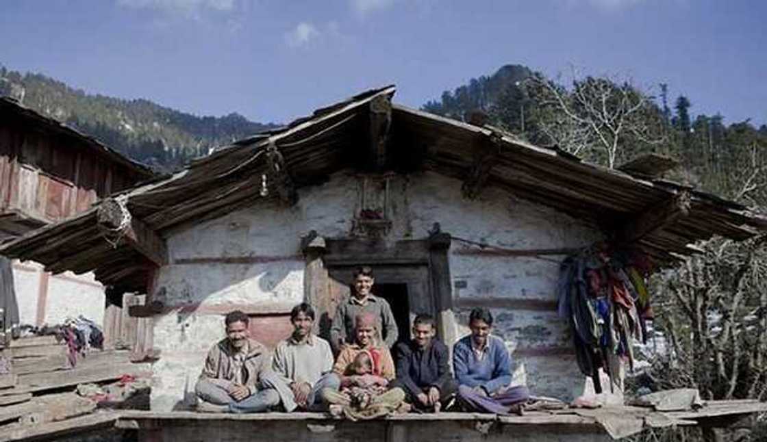 Kwamacala: Budurwa ta auri samari guda biyar rigis duka 'yan uwan juna a lokaci daya Kwamacala: Budurwa ta auri samari guda biyar rigis duka 'yan uwan juna a lokaci daya