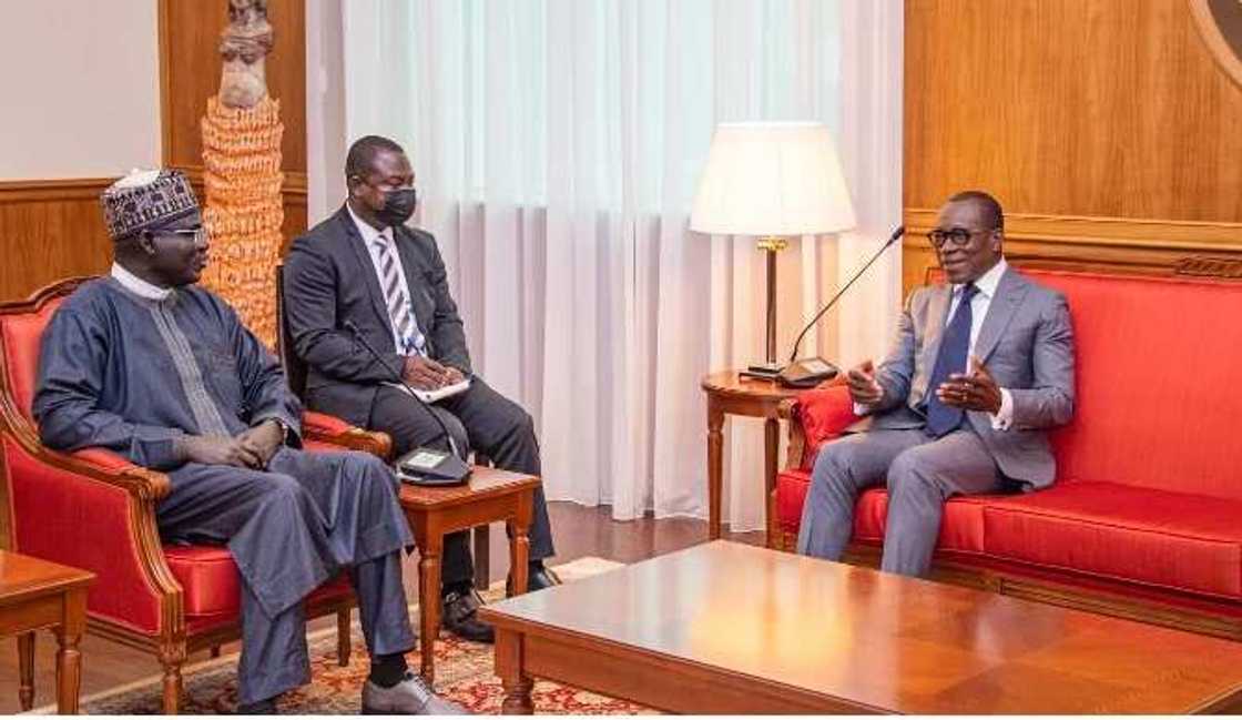 Buratai ya gana da shugaban Benin Buratai ya gana da shugaban Benin