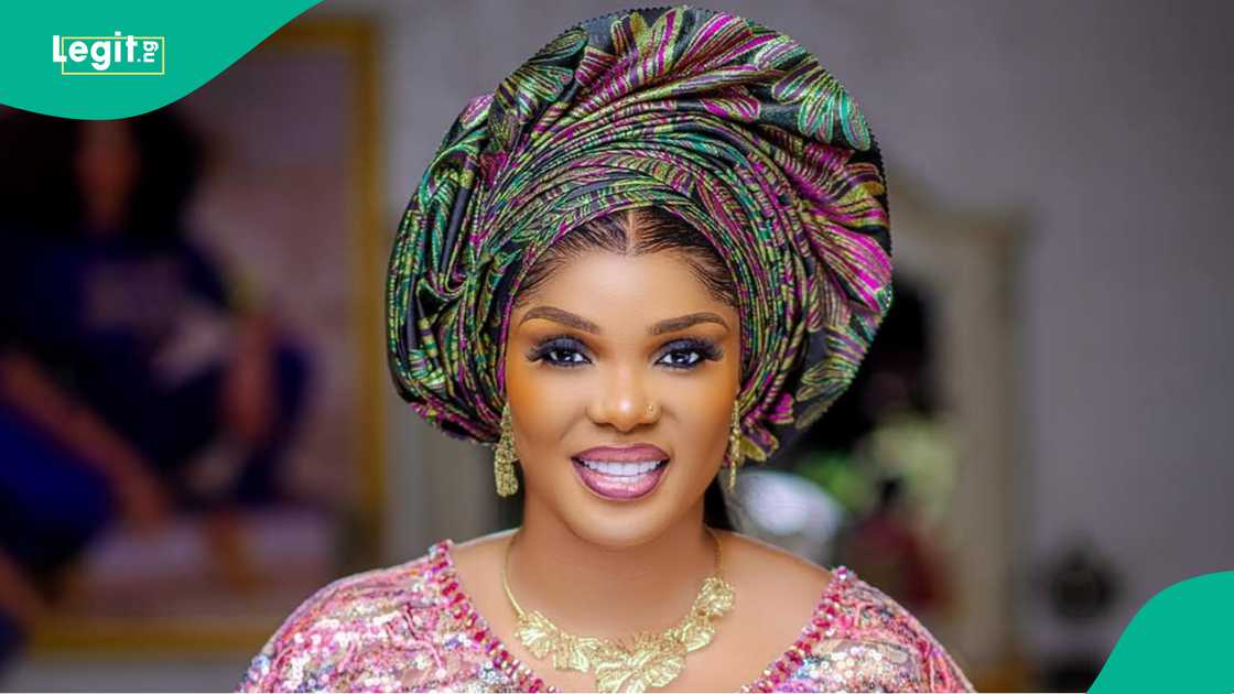 Male fan hugs Iyabo Ojo tight at Juma Jux's concert Male fan hugs Iyabo Ojo tight at Juma Jux's concert