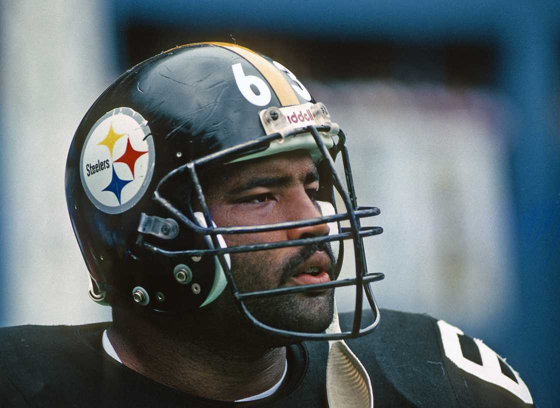 Dermontti Dawson playing for the Steelers Dermontti Dawson playing for the Steelers