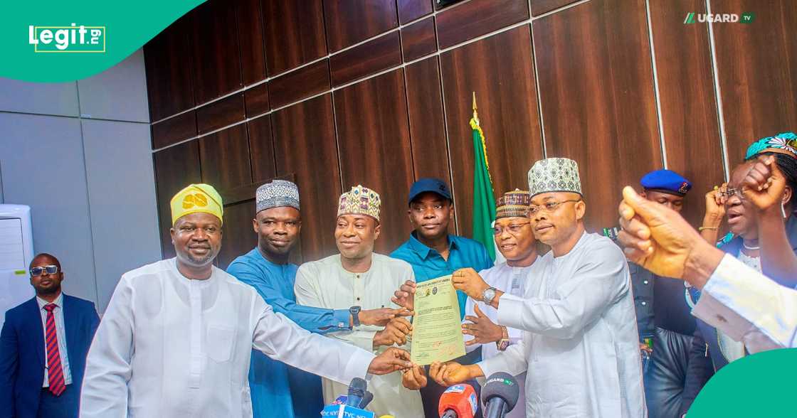 Gwamna Ododo tare da ƴan fansho. Gwamna Ododo tare da ƴan fansho.