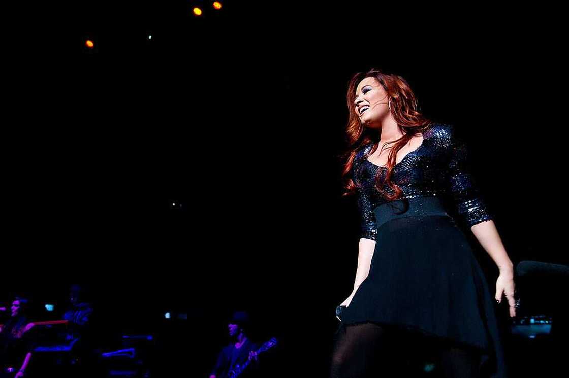 Hip-hop female 2000s fashion Hip-hop female 2000s fashion