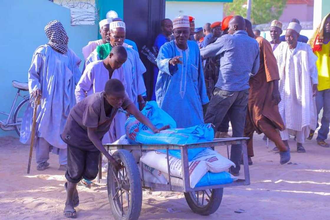 Zulum ya raba abinci da tsabar kudi ga iyalai 9,400 da suka rasa muhallansu a Mafa