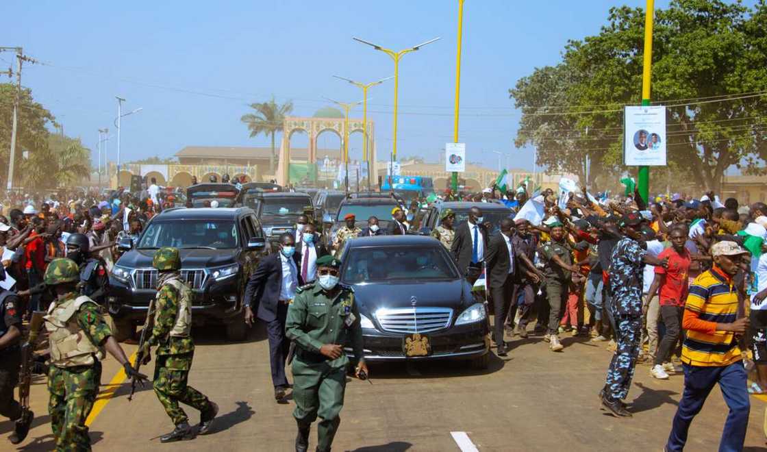 Buhari ba zai iya tafiyar mota babu shiri ba, Fadar shugaban kasa ta yi wa PDP martani kan ziyarar Zamfara