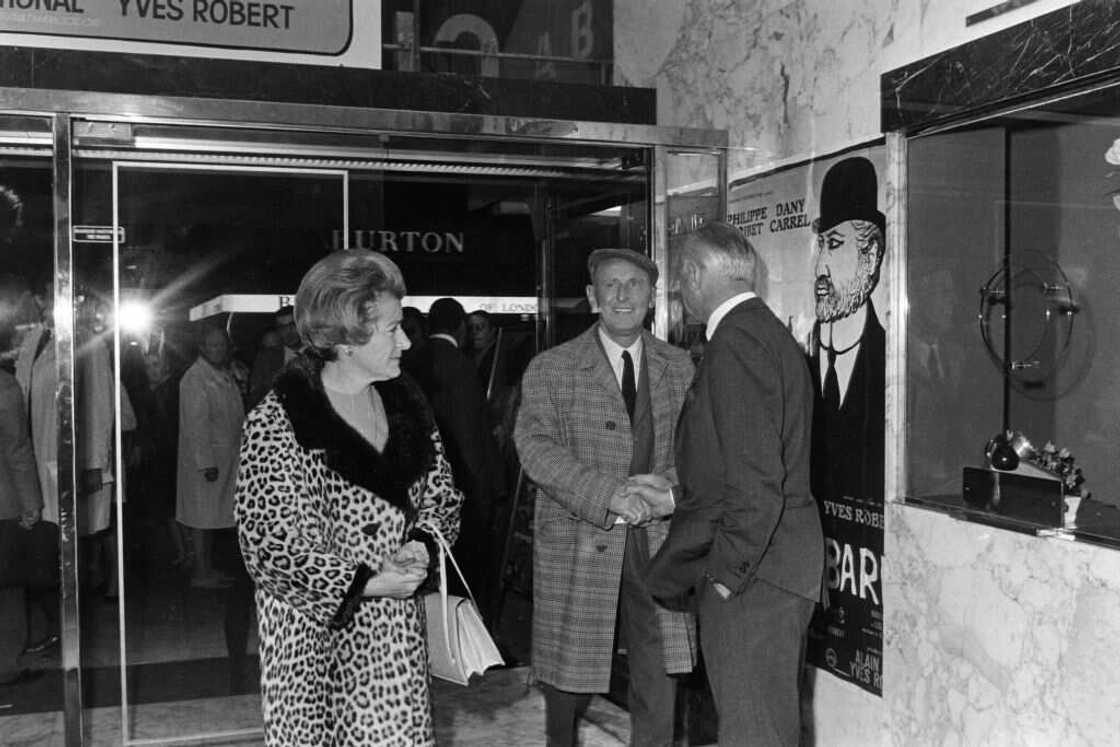 Bourvil et son épouse à la première du film « Clérambard »à Paris, le 3 octobre 1969.