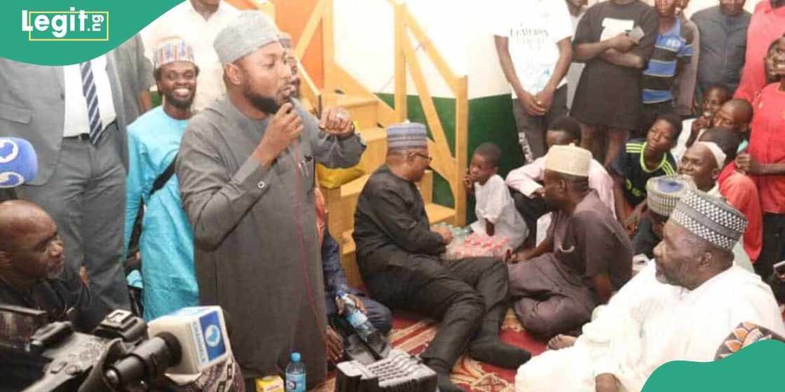 Peter Obi ya ziyarci Musulmi a musallacin Abuja Peter Obi ya ziyarci Musulmi a musallacin Abuja