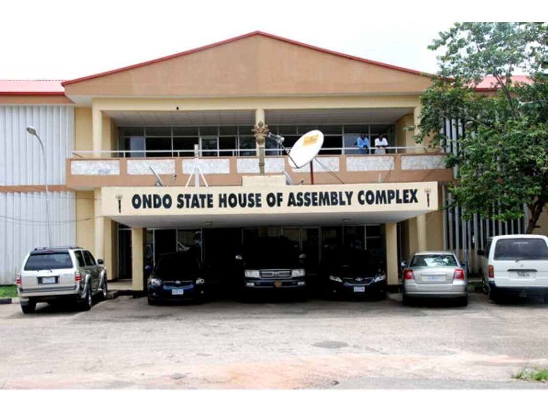 Majalisar dokokin jihar Ondo na nan kan bakarta. Majalisar dokokin jihar Ondo na nan kan bakarta.