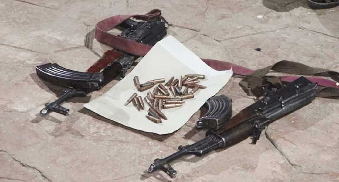 Manyan 'yan bindiga uku sun sake tuba sun mika makamansu a Zamfara Manyan 'yan bindiga uku sun sake tuba sun mika makamansu a Zamfara