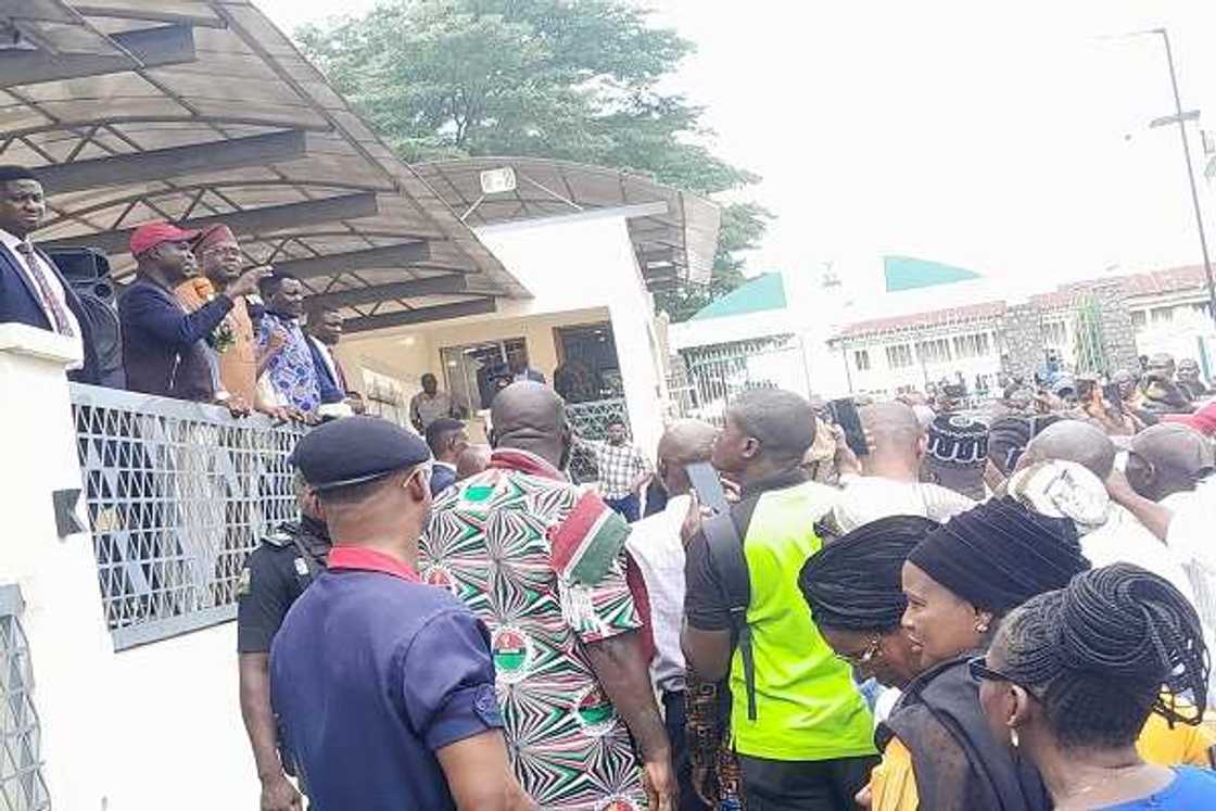 Gwamnan Oyo, Seyi Makinde, na jawabi ga ma'aikata. Gwamnan Oyo, Seyi Makinde, na jawabi ga ma'aikata.