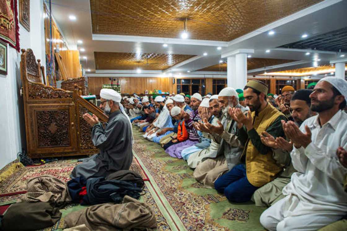 Musulmai na addu'a a masallaci Musulmai na addu'a a masallaci