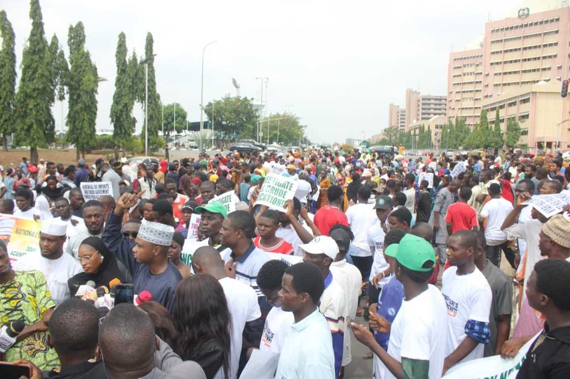Masu zanga-zanga sun nemi a binciki rasha a kamfanin NNPCL lokacin Mele Kyari Masu zanga-zanga sun nemi a binciki rasha a kamfanin NNPCL lokacin Mele Kyari