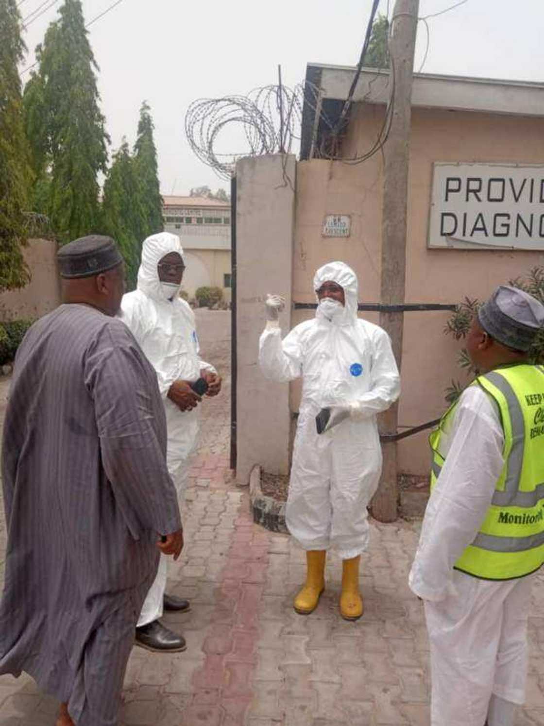 An feshe wuraren da mai coronavirus ya ziyarta a Kano da magani An feshe wuraren da mai coronavirus ya ziyarta a Kano da magani