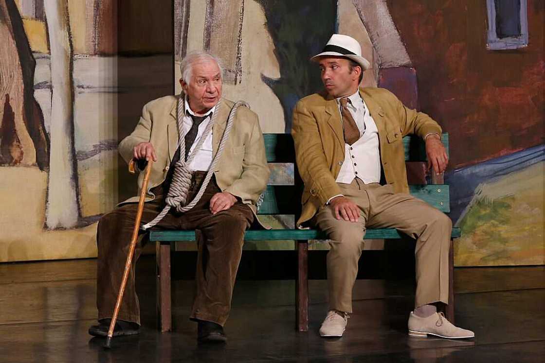 L'acteur Michel Galabru et d'autres acteurs jouent dans la pièce de théâtre "Jofroi" L'acteur Michel Galabru et d'autres acteurs jouent dans la pièce de théâtre "Jofroi"