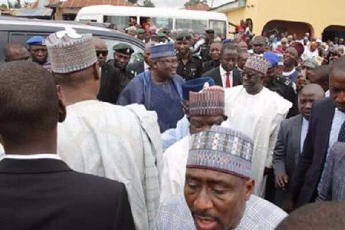 Dangote, Ahmad Lawan da wasu manyan Najeriya sun hallarci daurin auren diyar Gwamna Sule (Hotuna) Dangote, Ahmad Lawan da wasu manyan Najeriya sun hallarci daurin auren diyar Gwamna Sule (Hotuna)