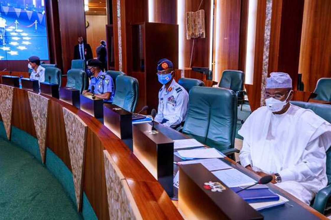 Buhari, Osinbajo da shugabannin tsaro sun shiga ganawa Buhari, Osinbajo da shugabannin tsaro sun shiga ganawa