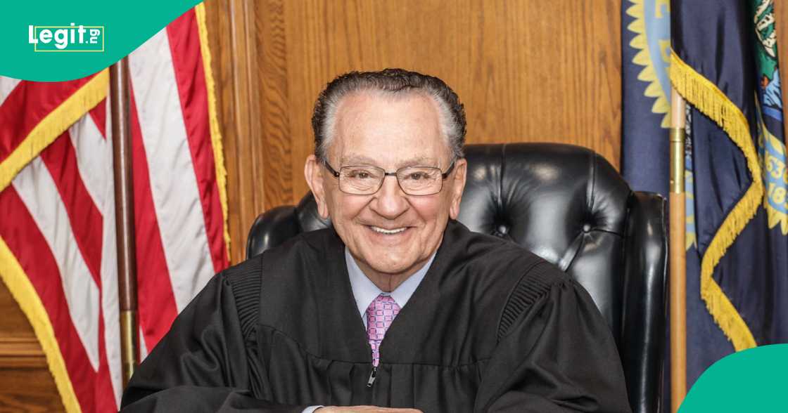 Marigayi mai shari'a Frank Caprio. Marigayi mai shari'a Frank Caprio.