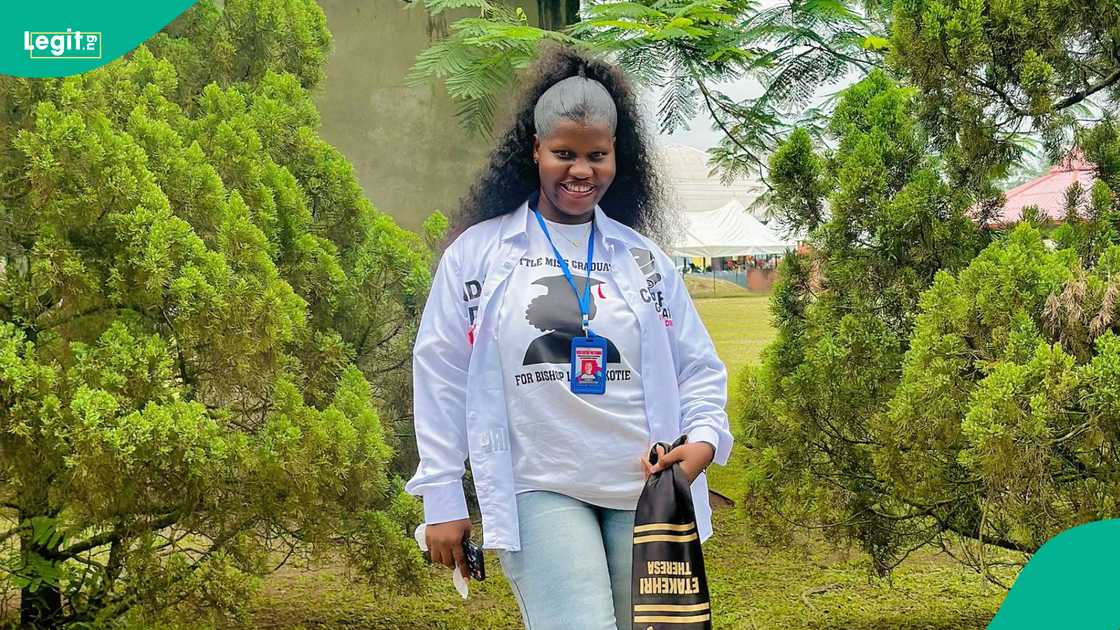 A lady celebrating her sign-out day shows when her mother carried her on her back. A lady celebrating her sign-out day shows when her mother carried her on her back.