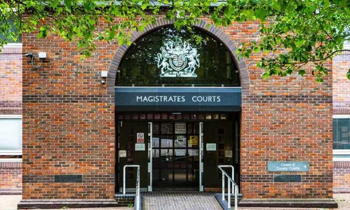 Coronavirus: Kotu ta aike da matar da ta yi wa dan sanda tari a fuska gidan yari Coronavirus: Kotu ta aike da matar da ta yi wa dan sanda tari a fuska gidan yari