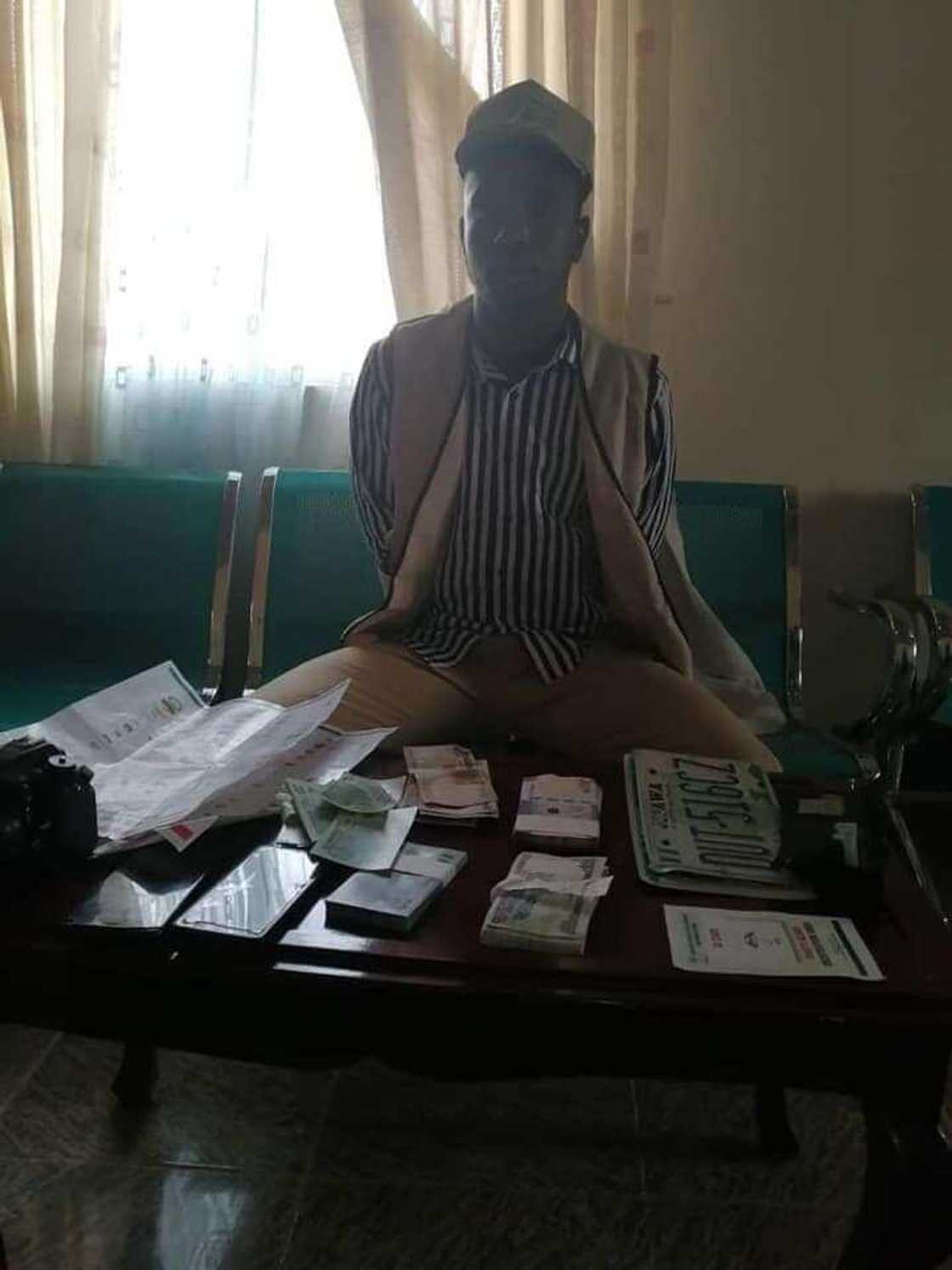 An kama hadimin Sule Lamido da kayan zabe da kudi, hotuna An kama hadimin Sule Lamido da kayan zabe da kudi, hotuna