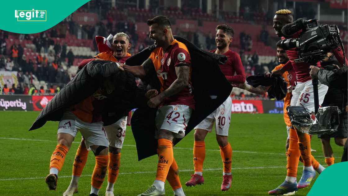Lukas Torreira, Yunus Akgun, Abdekarim Badarcki, Victor Osimhen, Dries Mertens, Galatasaray, Samsunspor, Turkiye, Super Lig. Lukas Torreira, Yunus Akgun, Abdekarim Badarcki, Victor Osimhen, Dries Mertens, Galatasaray, Samsunspor, Turkiye, Super Lig.