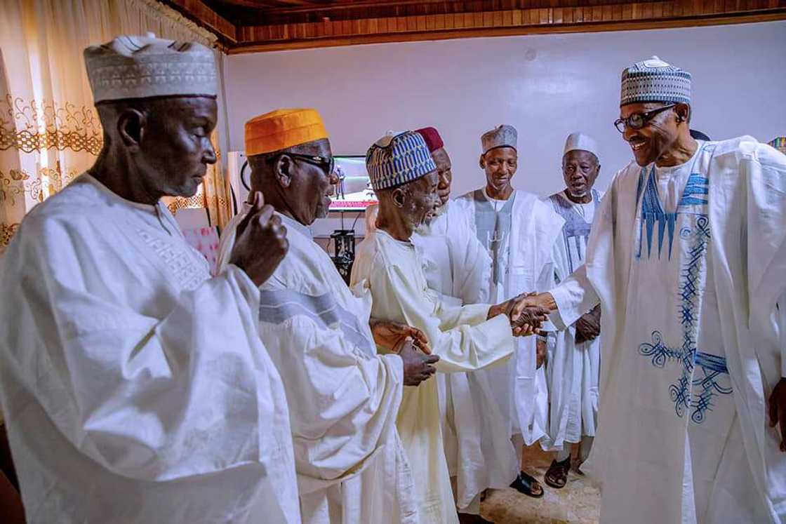 Yanzu Yanzu: Shugaba Buhari ya karbi bakuncin abokan karatunsa Yanzu Yanzu: Shugaba Buhari ya karbi bakuncin abokan karatunsa