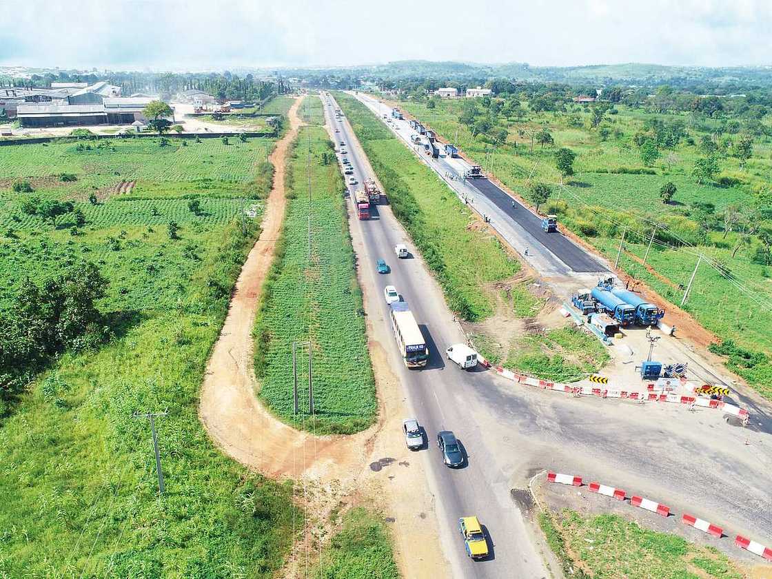 Ba za mu huta ba sai mun kammala titin Abuja-Kaduna-Kano a 2023 – Ministan Buhari