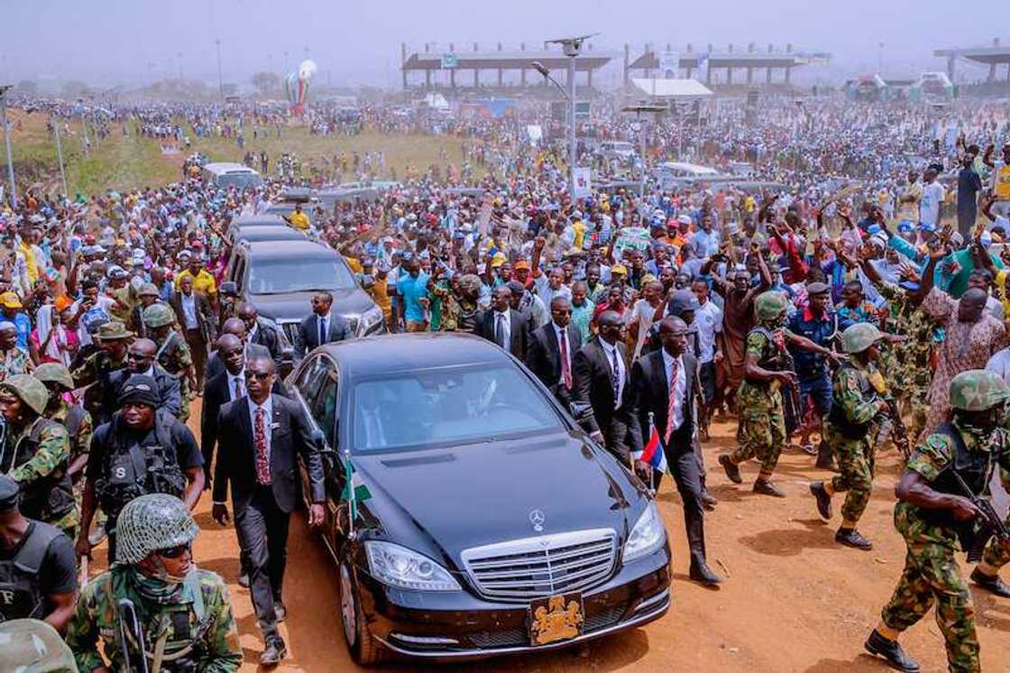 Yadda Buhari yake yawo Yadda Buhari yake yawo