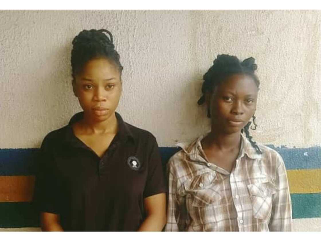 Matar da ta siyar da ɗanta. Matar da ta siyar da ɗanta.