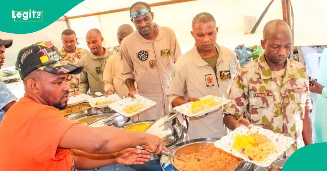 Yadda sojojin Najeriya suka yi bikin sallah a fagen daga a Borno Yadda sojojin Najeriya suka yi bikin sallah a fagen daga a Borno