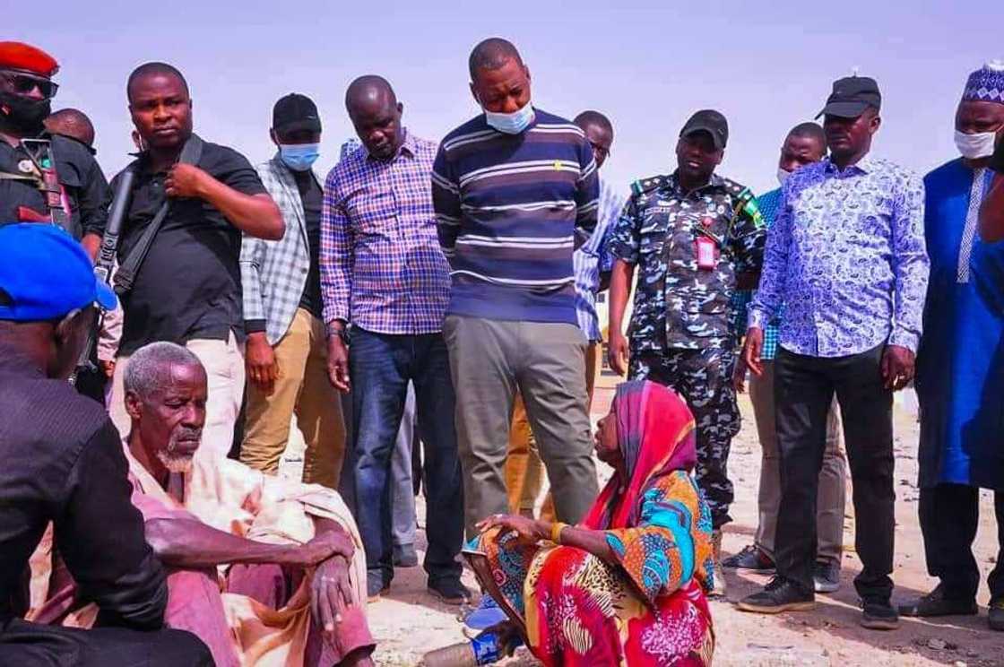 Zulum ya rabawa mutane 34,000 kayan abinci da sama da kudi milyan dari Zulum ya rabawa mutane 34,000 kayan abinci da sama da kudi milyan dari