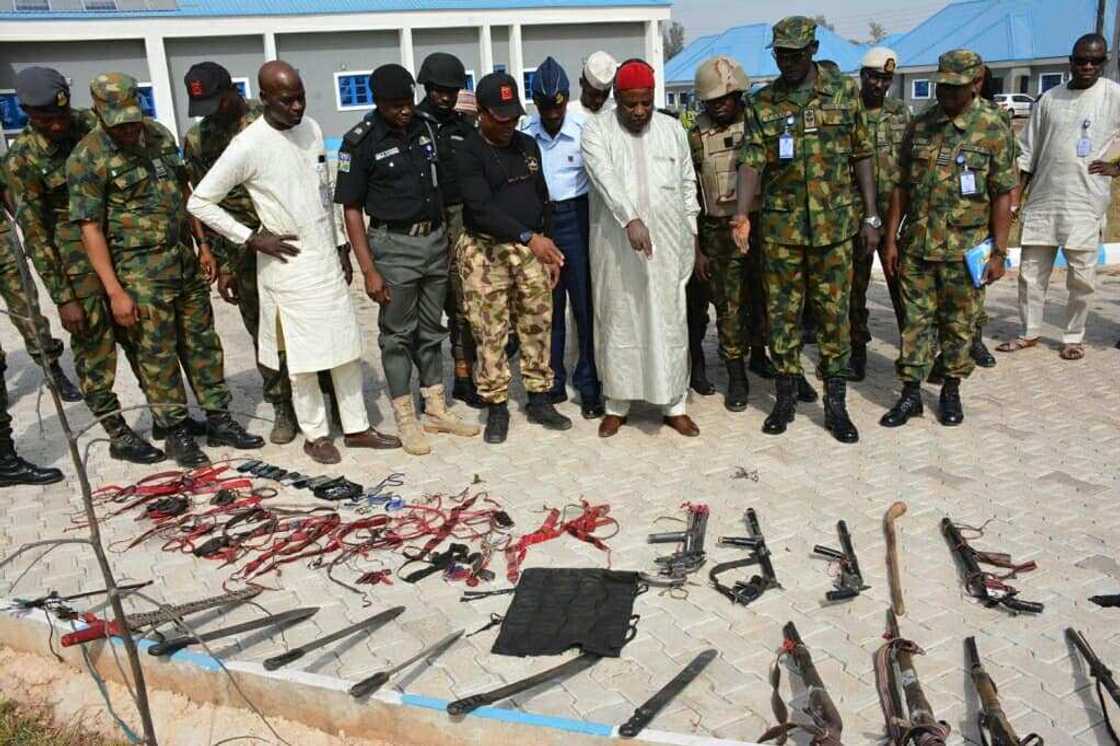 NAF ta yi bajakolin ‘yan bindigar da ta kama a Kaduna, hotuna NAF ta yi bajakolin ‘yan bindigar da ta kama a Kaduna, hotuna