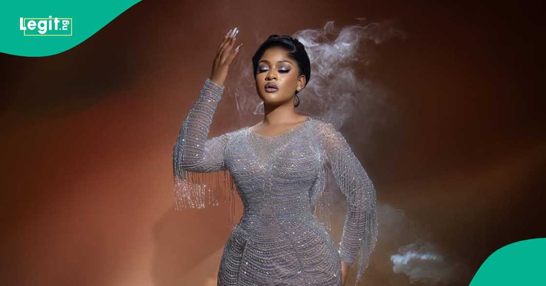 Fans have reacted to a video of BBN Phyna in a heated fight with a lady. Fans have reacted to a video of BBN Phyna in a heated fight with a lady.