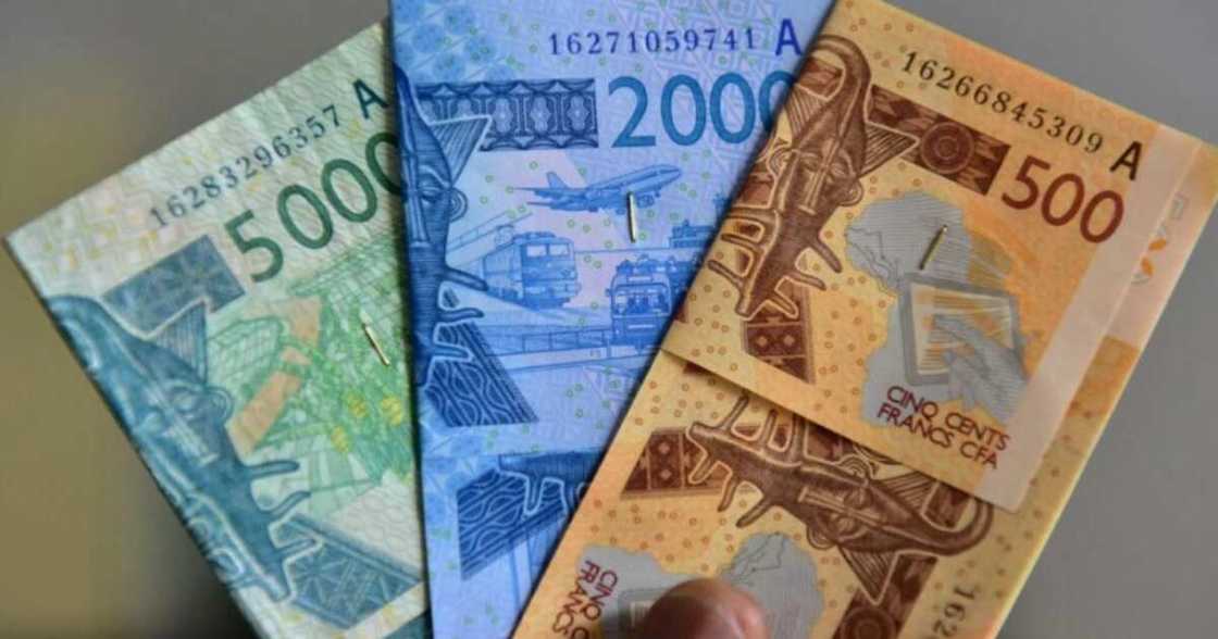 'Yan Najeriya sun koma kashe CFA 'Yan Najeriya sun koma kashe CFA