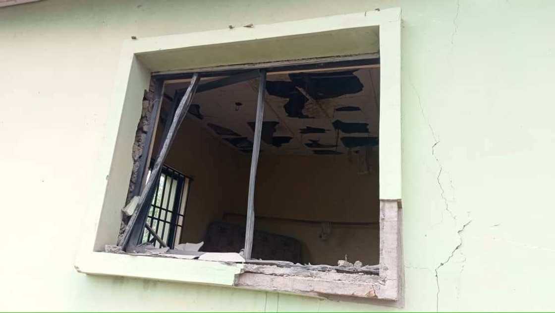 Hotunan yadda yan bindiga suka fasa gidan yari suka saki Fursunoni 1000 Hotunan yadda yan bindiga suka fasa gidan yari suka saki Fursunoni 1000