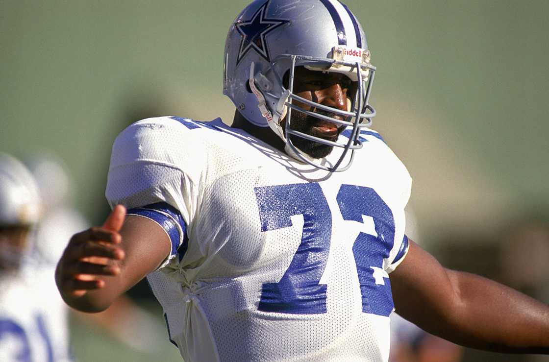 Ed "Too Tall" Jones celebrates a play during a 1985 NFL game against the Los Angeles Rams