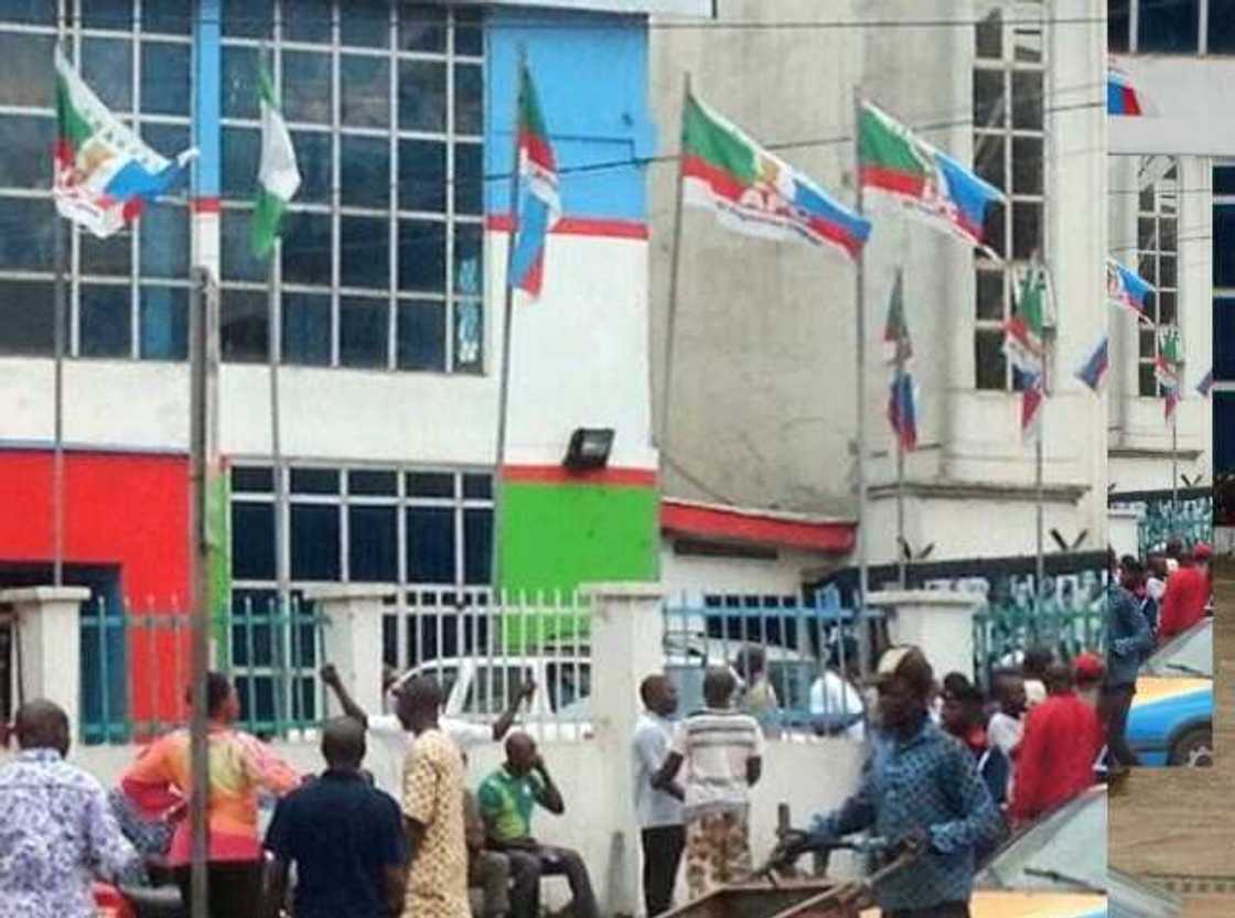 Matasan APC sun yi zanga-zanga, suna neman a tsige shugaban APC na FCT Matasan APC sun yi zanga-zanga, suna neman a tsige shugaban APC na FCT