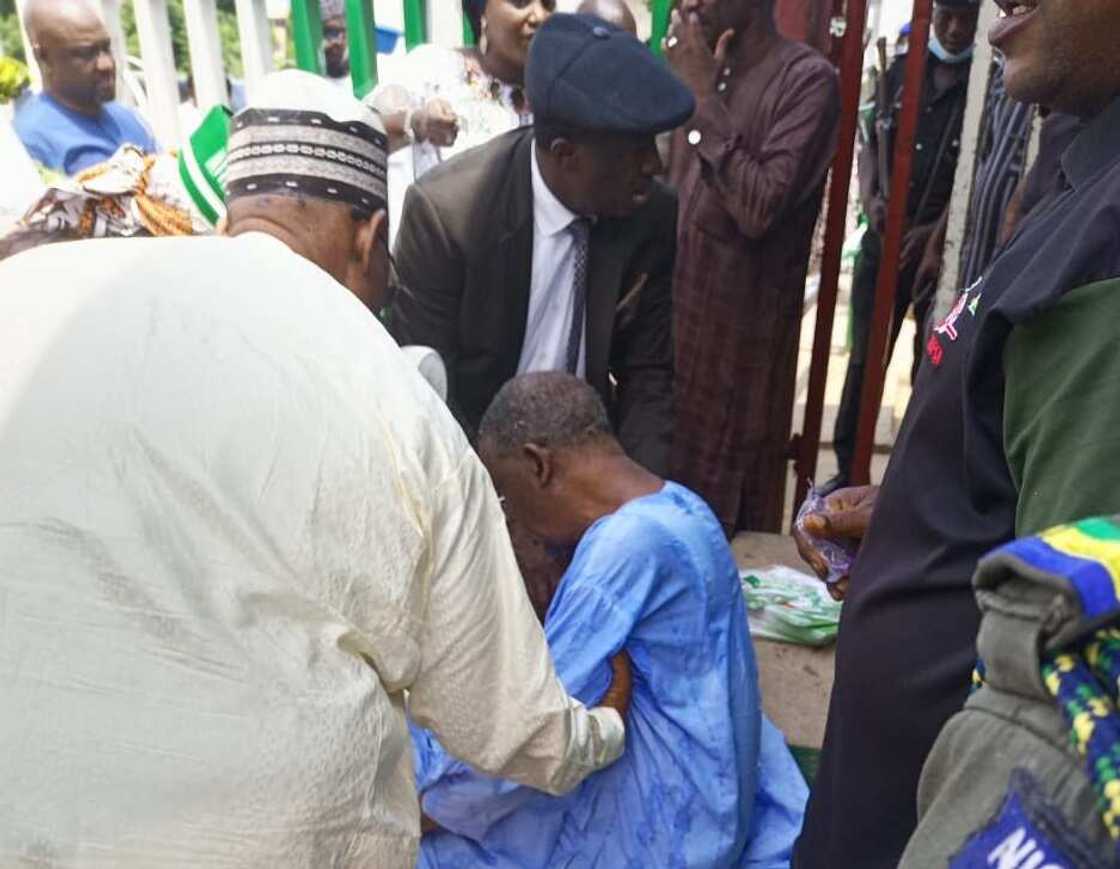 Dattijo mai goyon bayan Atiku ya yanke jiki ya fadi ana tsaka da shagalin mika wa Atiku satifiket din takara Dattijo mai goyon bayan Atiku ya yanke jiki ya fadi ana tsaka da shagalin mika wa Atiku satifiket din takara