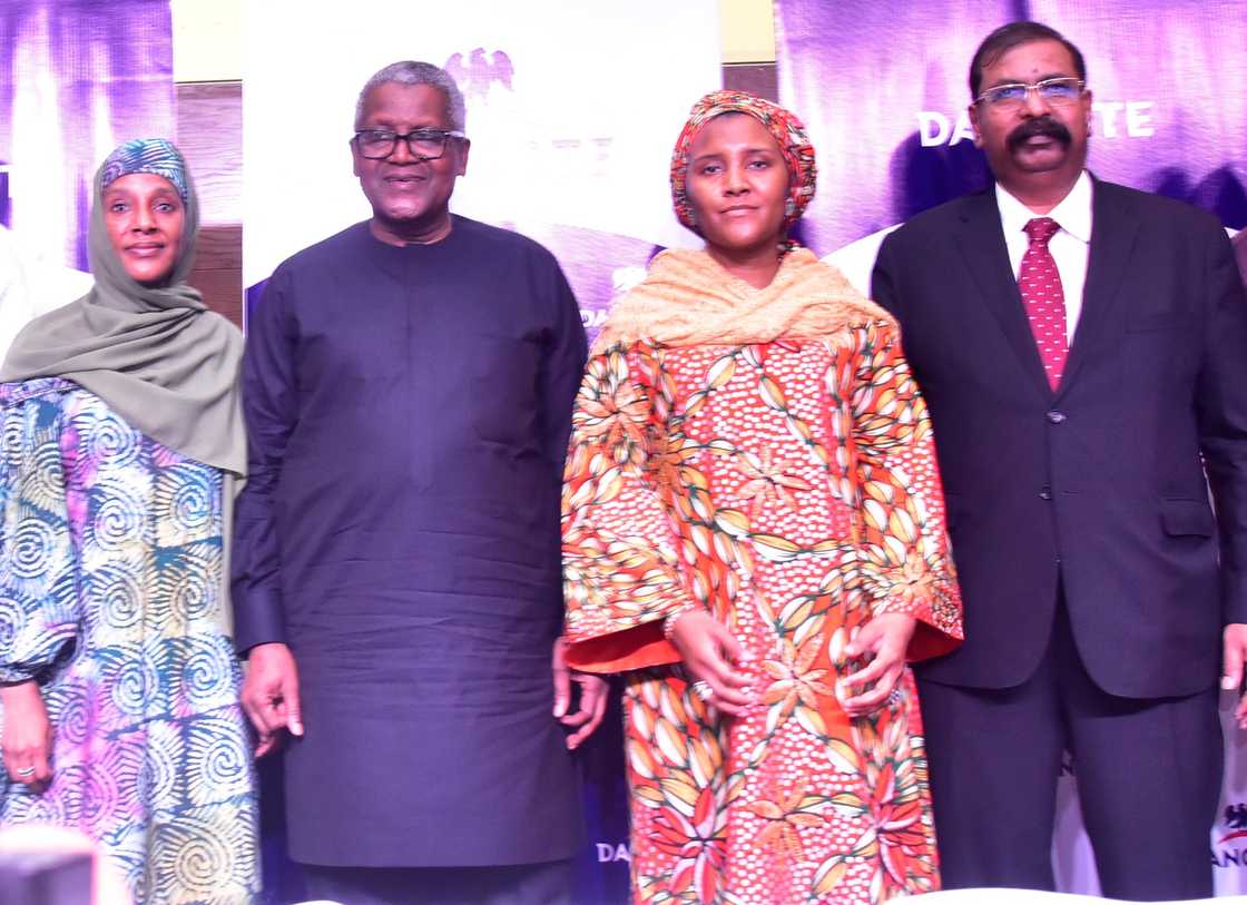 Alhaji Aliko Dangote da ma'aikatansa Alhaji Aliko Dangote da ma'aikatansa
