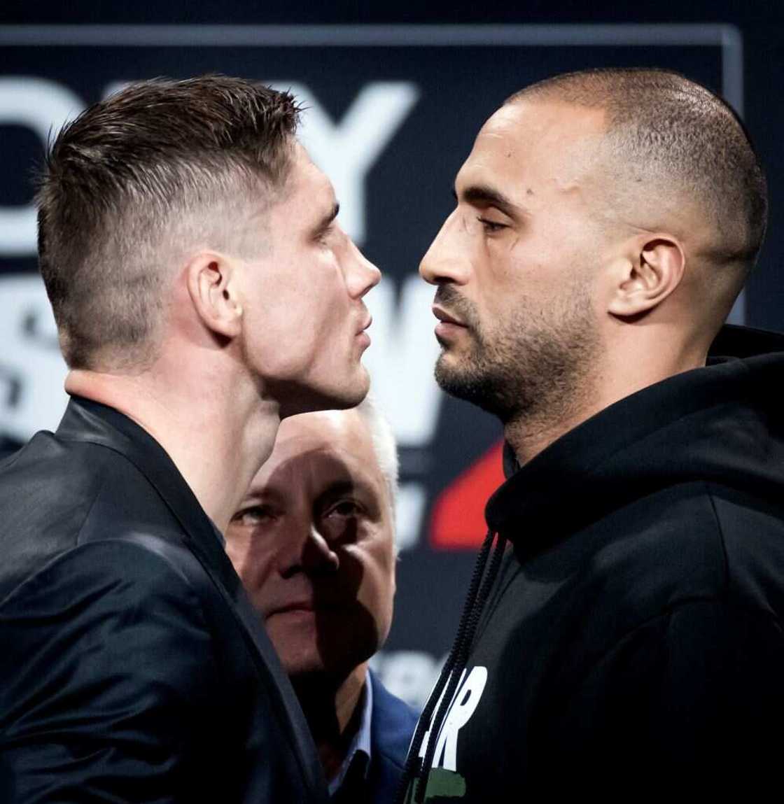 Badr Hari qui fait 1,98 m de taille Badr Hari qui fait 1,98 m de taille