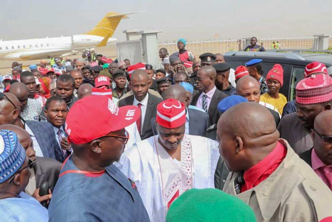 Madugu Kwankwaso yayin tarbar Atiku da tawagar sa a filin jirgin sa na Mallam Aminu Kano Madugu Kwankwaso yayin tarbar Atiku da tawagar sa a filin jirgin sa na Mallam Aminu Kano