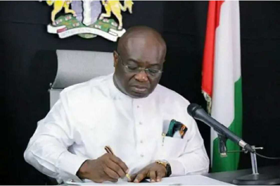 Gwamna Ikpeazu Gwamna Ikpeazu